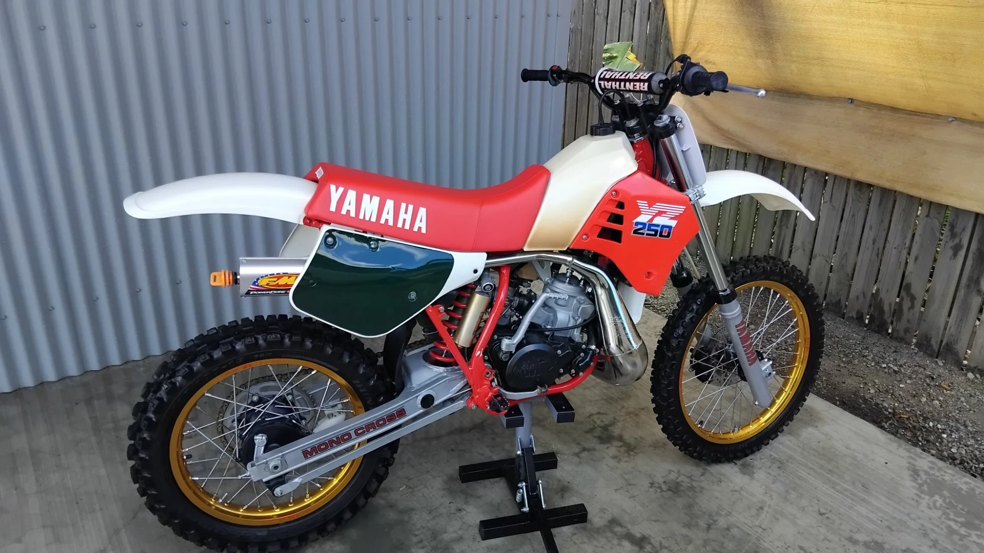 1990 Yamaha YZ250 — photo 1 of 3